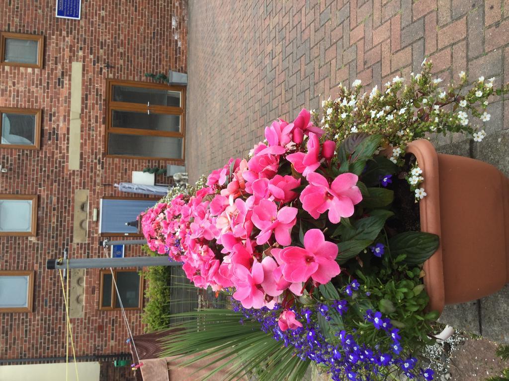 פונטפרקט Tower House Executive Guest House מראה חיצוני תמונה