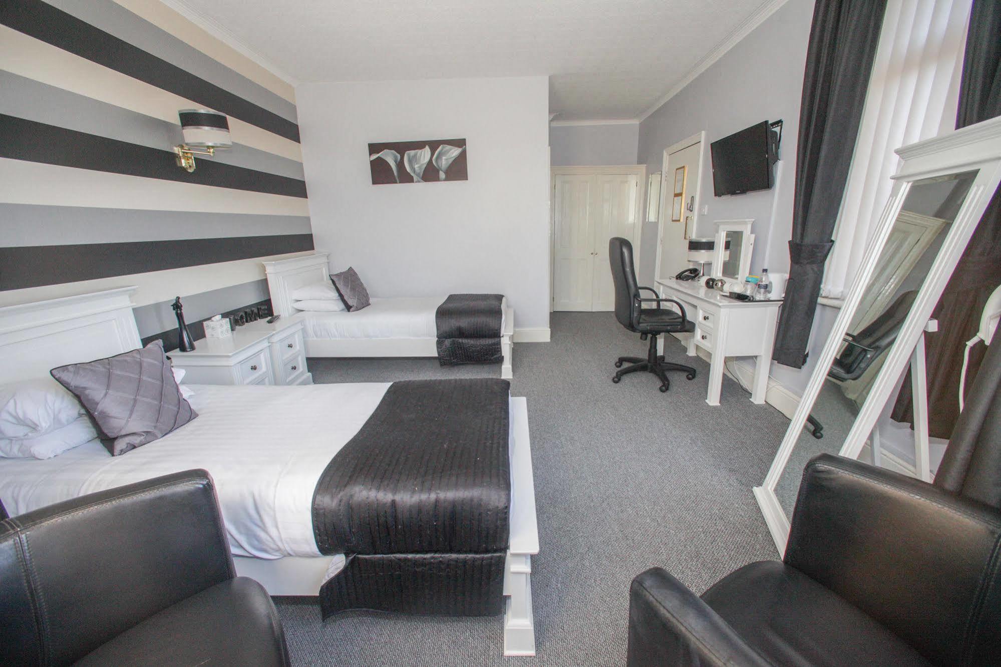 פונטפרקט Tower House Executive Guest House מראה חיצוני תמונה