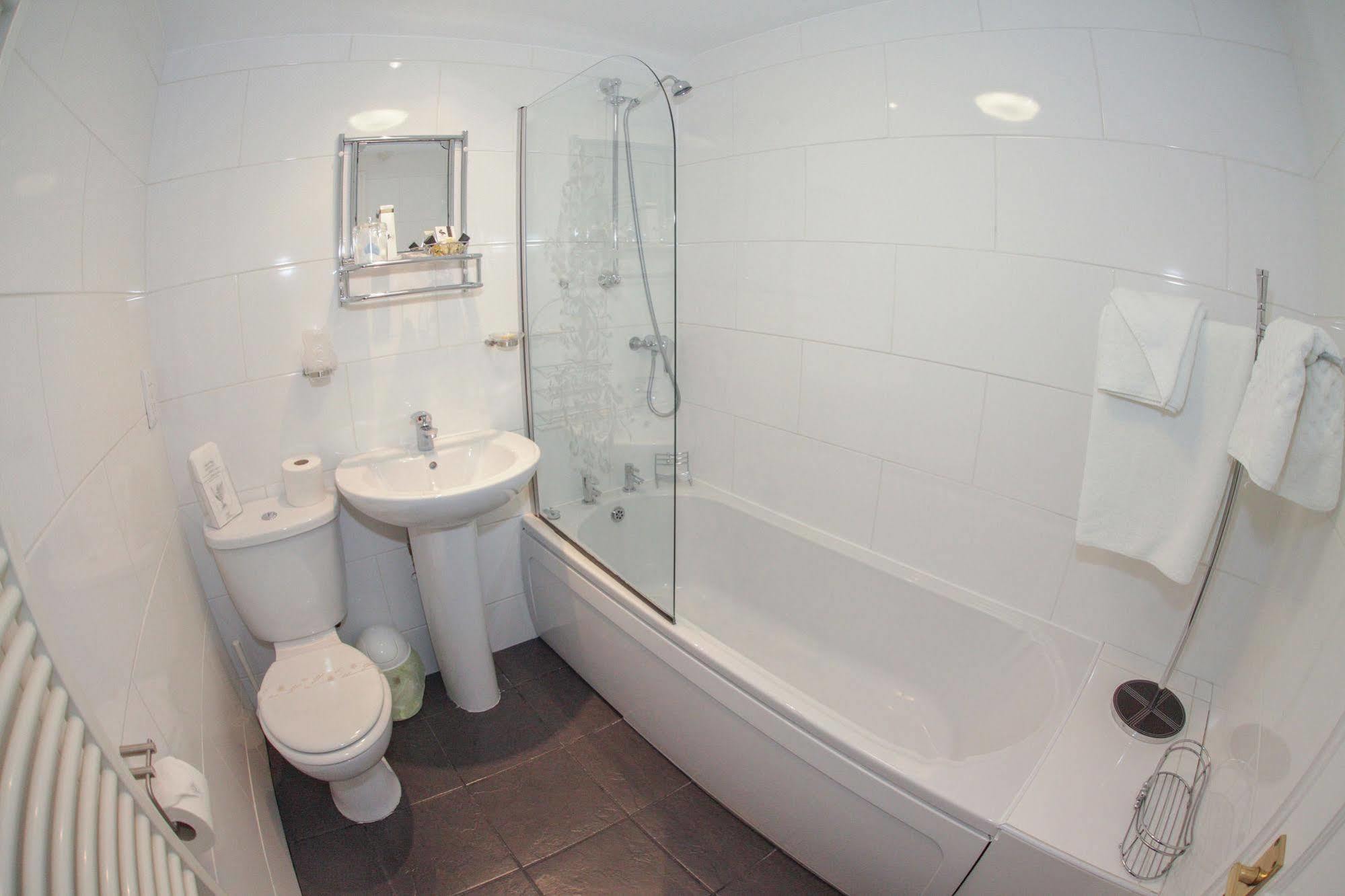 פונטפרקט Tower House Executive Guest House מראה חיצוני תמונה