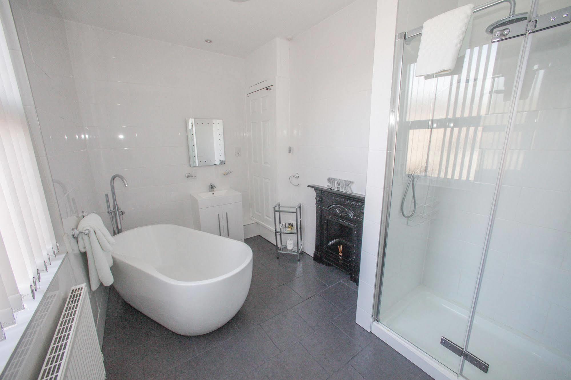 פונטפרקט Tower House Executive Guest House מראה חיצוני תמונה