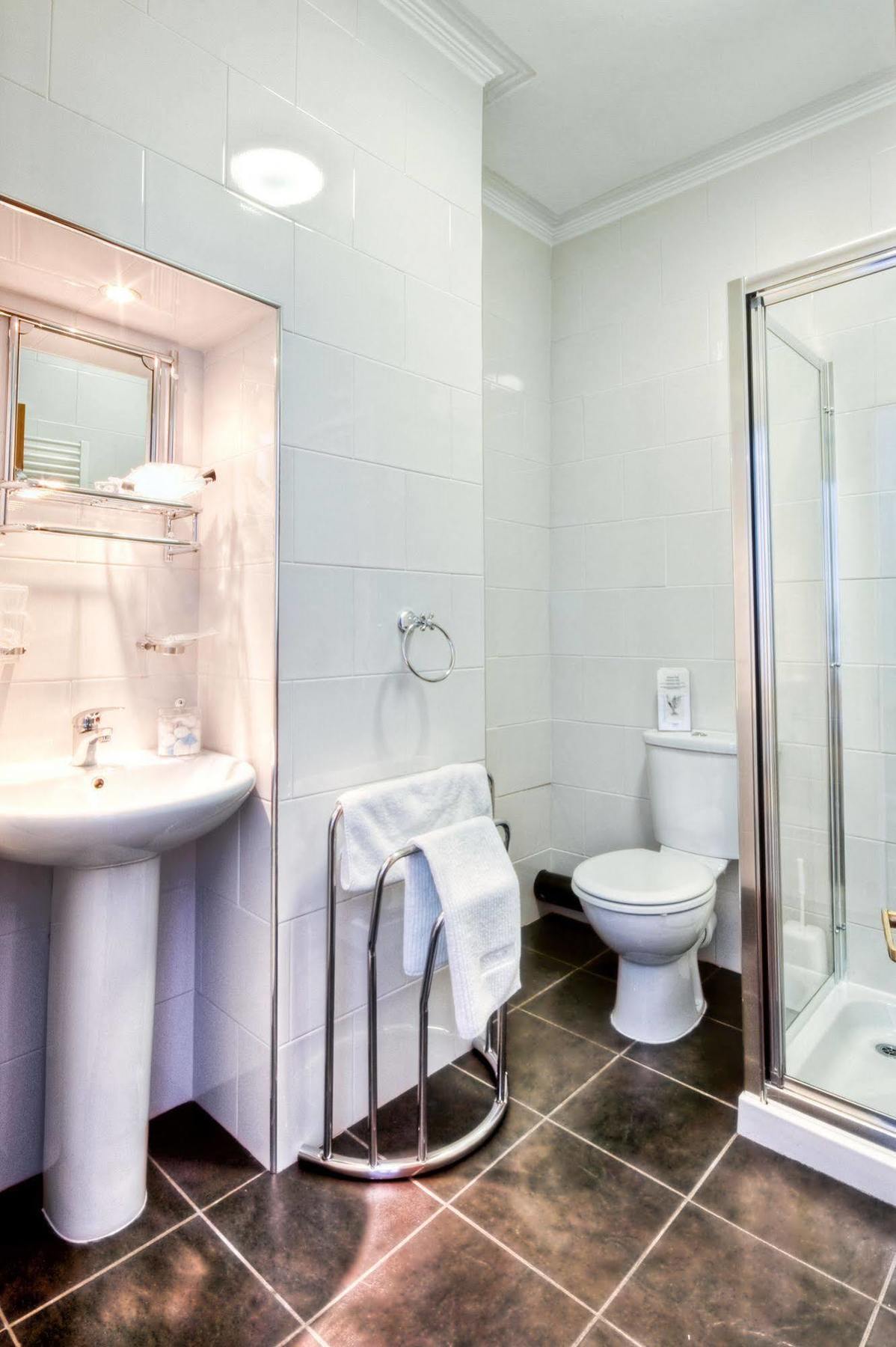פונטפרקט Tower House Executive Guest House מראה חיצוני תמונה