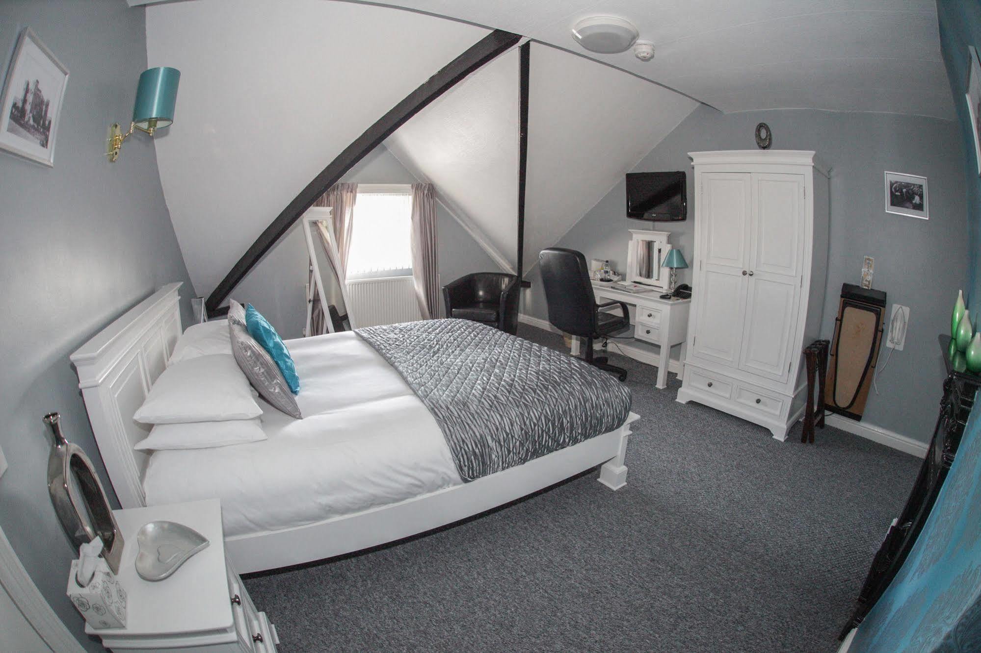 פונטפרקט Tower House Executive Guest House מראה חיצוני תמונה