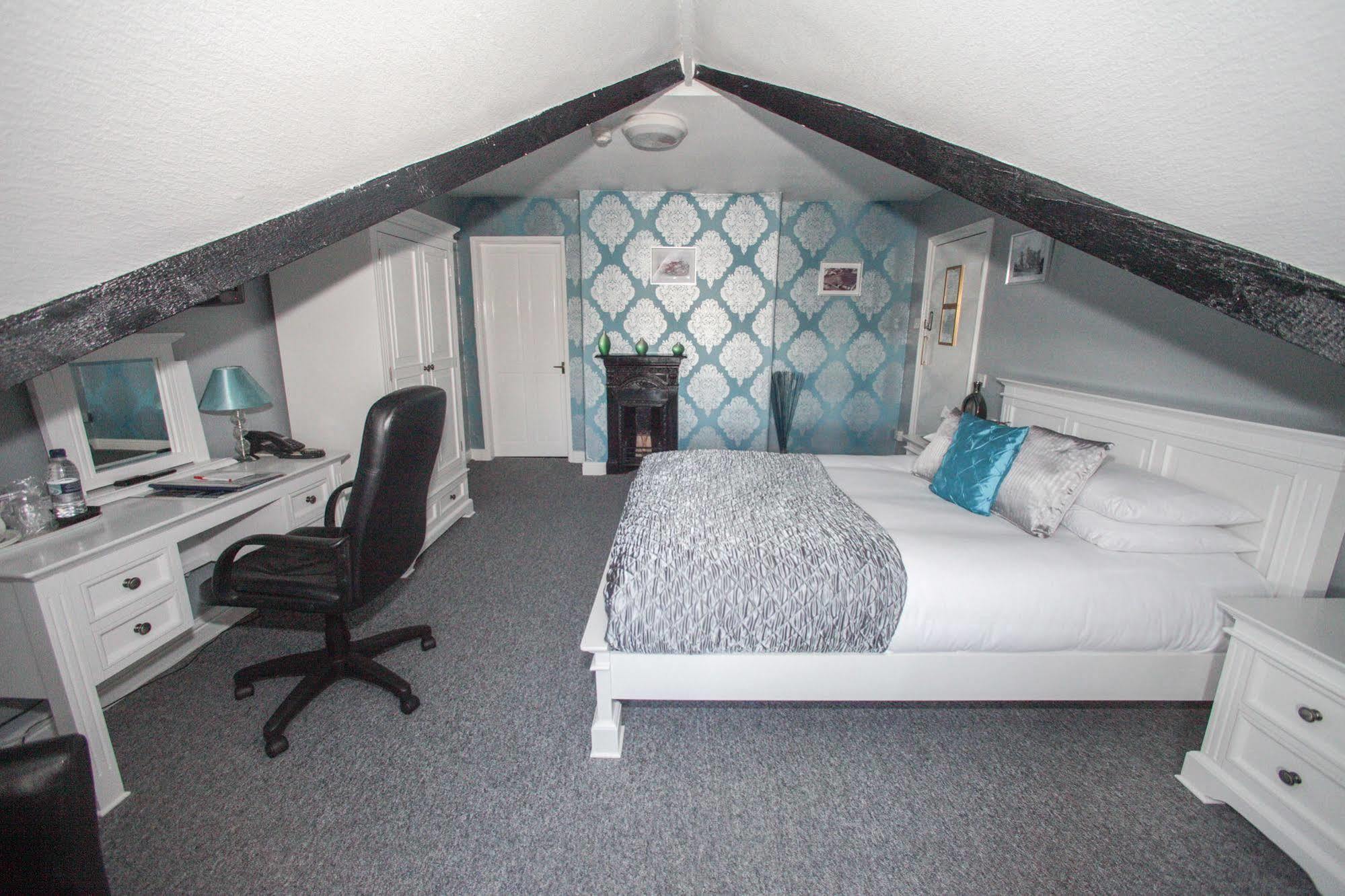פונטפרקט Tower House Executive Guest House מראה חיצוני תמונה