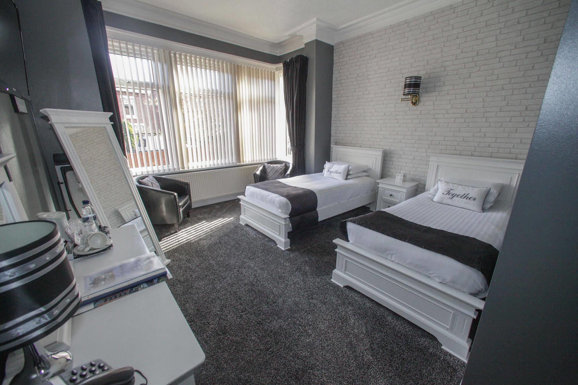 פונטפרקט Tower House Executive Guest House מראה חיצוני תמונה