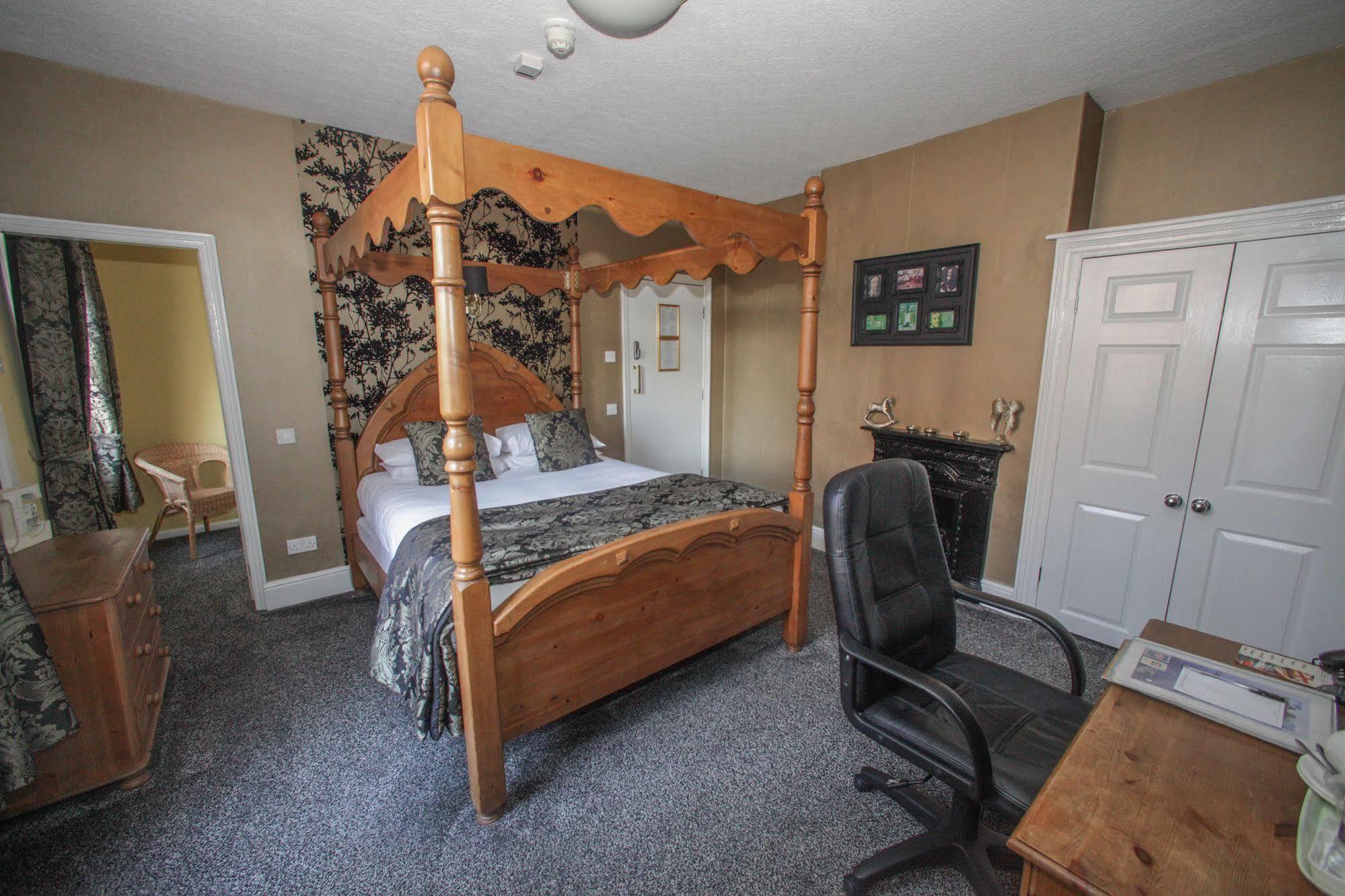 פונטפרקט Tower House Executive Guest House מראה חיצוני תמונה